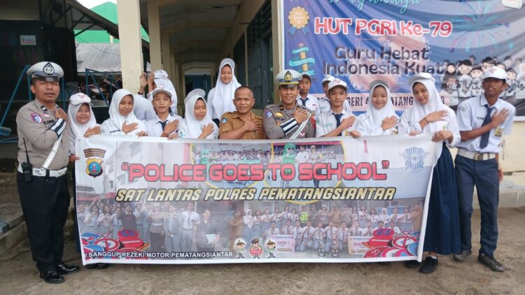 Sat Lantas Polres Pematangsiantar melalui Kanit Kamsel,  IPDA Syah Edi Suranta Purba, SH, melaksanakan kegiatan Go To School di SMP Negeri 4, Jl. Jalan Kartini, pada Senin (2/12/2024) pagi, sekitar pukul 07.30 WIB.