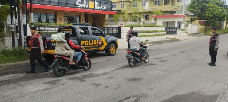 Satuan Samapta Polres Pematangsiantar melaksanakan Kegiatan Rutin Yang Ditingkatkan (KRYD), di Jalan Rajamin Purba, Kelurahan Bukit Sofa, Kecamatan Siantar Sitalasari, Kota Pematangsiantar, pada Selasa (10/12/2024) pagi, pukul 09.00 WIB.