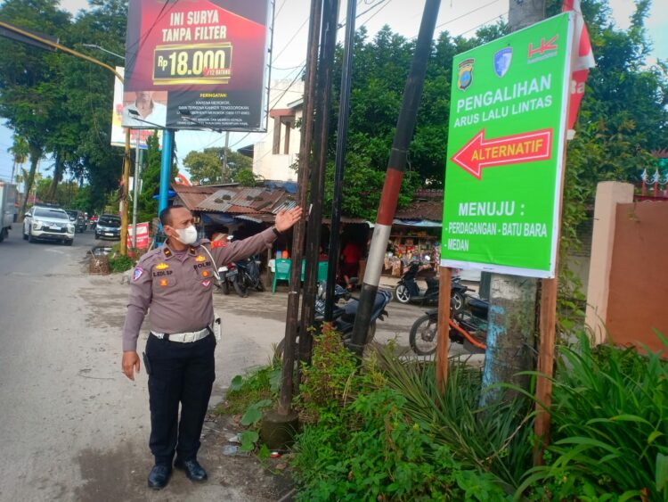 Sat Lantas Polres Pematangsiantar pasang spanduk himbauan dan pengalihan arus lalu lintas.