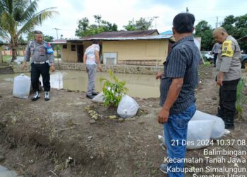 Kapolsek Tanah Jawa, KOMPOL Asmon Bufitra S.H.,M.H.,  bersama Personil Polsek Tanah Jawa melaksanakan kegiatan penaburan benih ikan ke dalam kolam lahan milik Polsek Tanah Jawa.