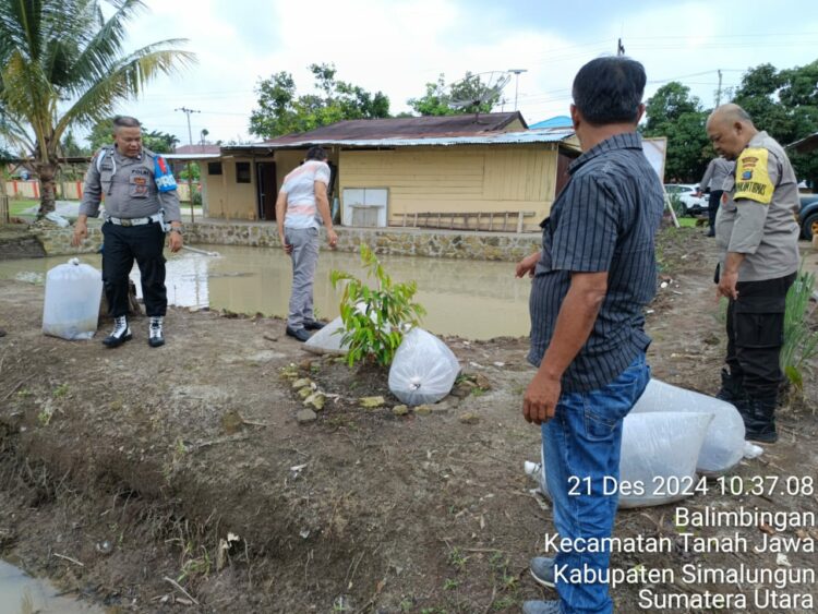 Kapolsek Tanah Jawa, KOMPOL Asmon Bufitra S.H.,M.H.,  bersama Personil Polsek Tanah Jawa melaksanakan kegiatan penaburan benih ikan ke dalam kolam lahan milik Polsek Tanah Jawa.