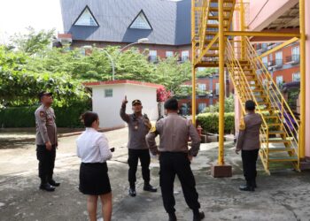 Kapolres Pematangsiantar diwakili Wakapolres Pematangsiantar, AKBP Ahmad Wahyudi, melaksanakan koordinasi dan monitoring serta pengecekan lokasi Rapat Pleno Penghitungan Suara KPUD Kota Pematangsiantar, pada Senin (2/12/2024) pagi, pukul 09.00 WIB.