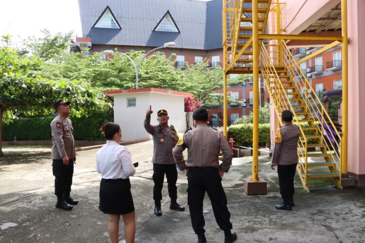 Kapolres Pematangsiantar diwakili Wakapolres Pematangsiantar, AKBP Ahmad Wahyudi, melaksanakan koordinasi dan monitoring serta pengecekan lokasi Rapat Pleno Penghitungan Suara KPUD Kota Pematangsiantar, pada Senin (2/12/2024) pagi, pukul 09.00 WIB.