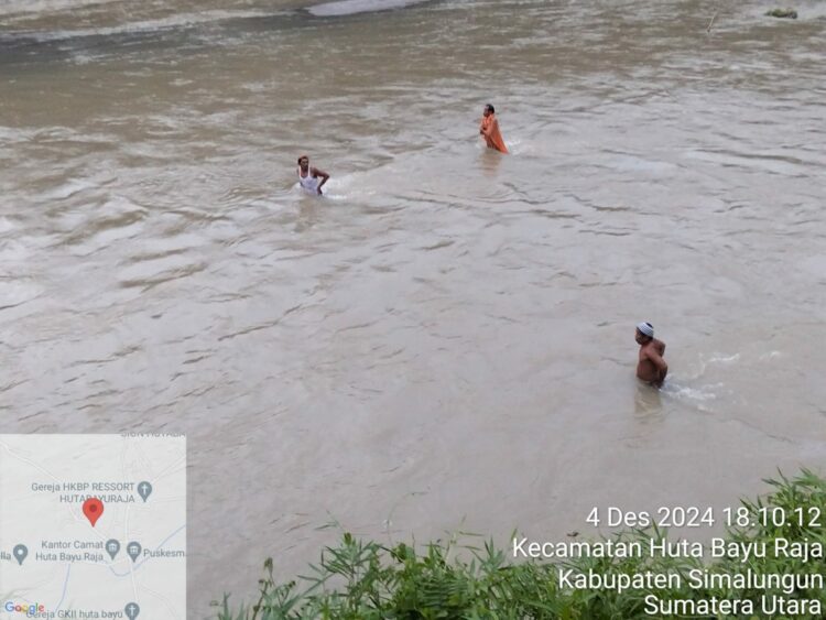 Pencarian korban di Sungai Tongguran Unong Manik, Huta V Nagori Pokan Baru, Kecamatan Huta Bayu Raja, Kabupaten Simalungun.