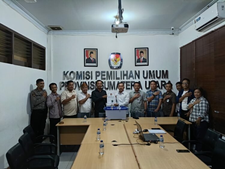 KPU Kabupaten Simalungun telah menyerahkan dokumen hasil rekapitulasi suara Pemilihan Gubernur dan Wakil Gubernur Sumatera Utara 2024 tingkat kabupaten kepada KPU Provinsi Sumatera Utara.