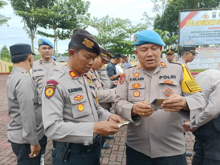 Kasi Propam Polres Simalungun, AKP Gomgom Silaen, melaksanakan Operasi Penegakan Ketertiban dan Disiplin (Gaktiblin) secara mendadak terhadap Pejabat Utama (PJU) dan personel Polres Simalungun, pada Rabu (11/12/2024).