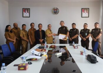 Bupati Humbang Hasundutan (Humbahas), diwakili Sekda, Chiristison Rudianto Marbun, M.Pd, bersama Kajari Humbang Hasundutan, Dr. Noordien Kusumanegara, S.H,. M.H, melaksanakan serah terima Rumah Dinas Kepala Seksi Kejaksaan Negeri Humbang Hasundutan, di Ruang Rapat Mal Pelayanan Publik (MPP) Doloksanggul, Selasa (3/12/2024).