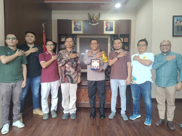 Kapolres Pematangsiantar, AKBP Yogen Heroes Baruno SH, SIK, menerima audiensi Manager PLN UP3 Pematangsiantar, Ramses Manalu, pada Kamis (18/12/2024) pagi, pukul 10.00 WIB, di ruang kerja Kapolres.