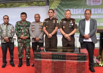 Bupati Humbang Hasundutan (Humbahas), Dosmar Banjarnahor, SE dan Kepala Kejaksaan Negeri (Kajari), Dr. Noordien Kusumanegara, SH, MH, sambut kunjungan kerja Kepala Kejaksaan Tinggi Sumatera Utara (Kajatisu), Idianto, SH, MH, di Kejaksaan Negeri Humbahas, Jumat (13/12/2024).