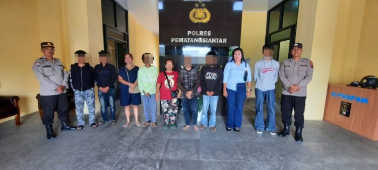 Pada Minggu (15/12/2024) dini hari, Timsus dan Shelter menemukan enam orang pemuda sedang kumpul - kumpul di Jalan Tangki, Kelurahan Nagapita, Kecamatan Sianțar Martoba.