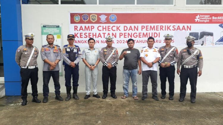 Foto bersama disela keegiatan.