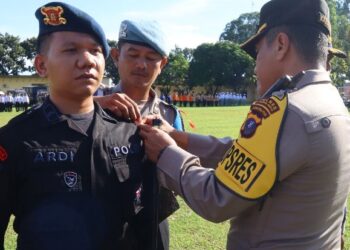 Kapolres Pematangsiantar, AKBP Yogen Heroes Baruno, SH, SIK, pimpin pelaksanaan Apel Gelar Pasukan Operasi Lilin Toba Tahun 2024, di Mako Brimob Kompi 2 Batalyon B Polda Sumut, Jl. Ahmad Yani Pematangsiantar, pada Jumat (20/12/2024), pukul : 08.00 WIB.