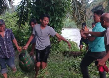 Polsek Tanah Jawa gerak cepat evakuasi mayat seorang pensiunan BUMN, dari kawasan perkebunan sawit, pada Sabtu (7/12/2024), lalu.