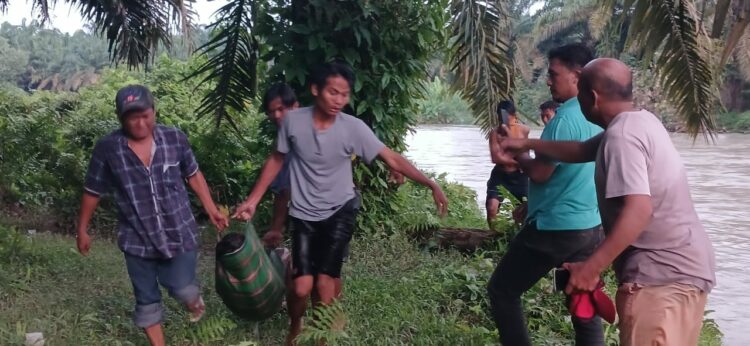 Polsek Tanah Jawa gerak cepat evakuasi mayat seorang pensiunan BUMN, dari kawasan perkebunan sawit, pada Sabtu (7/12/2024), lalu.