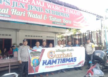 Jajaran Polres Pematangsiantar melaksanakan Minggu Kasih Curhat Kamtibmas untuk menyampaikan pesan - pesan Kamtibmas kepada para jemaat, di sejumlah Gereja Kota Pematangsiantar, pada Minggu (08/12/2024).