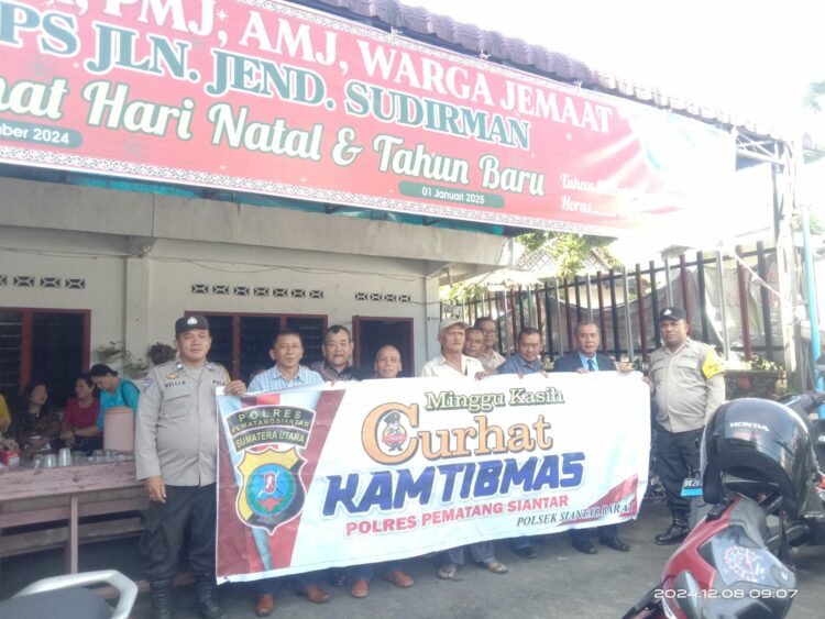 Jajaran Polres Pematangsiantar melaksanakan Minggu Kasih Curhat Kamtibmas untuk menyampaikan pesan - pesan Kamtibmas kepada para jemaat, di sejumlah Gereja Kota Pematangsiantar, pada Minggu (08/12/2024).
