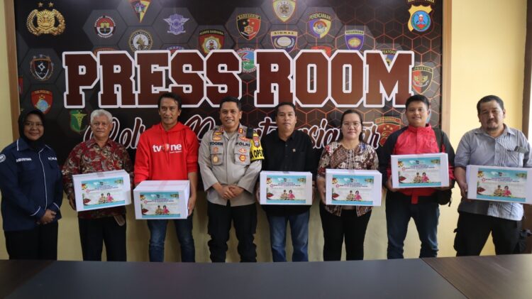 Kapolres Pematangsiantar, AKBP Yogen Heroes Baruno, SH, SIK, didampingi Ps. Kasi Humas, IPTU Agustina Triyadewi dan Kasubsi Penmas, BRIPKA Junias Simbolon, memberikan bingkisan Natal kepada wartawan yang bertugas di Polres Pematangsiantar, di Press Room Lantai II Mako Polres Pematangsiantar, pada Kamis (19/12/2024) siang, pukul 12.00 WIB.