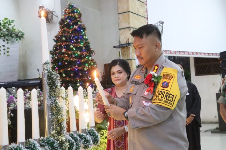 Kapolres Simalungun, AKBP Choky Sentosa Meliala, S.I.K., S.H., M.H ikut menyalakan lilin.