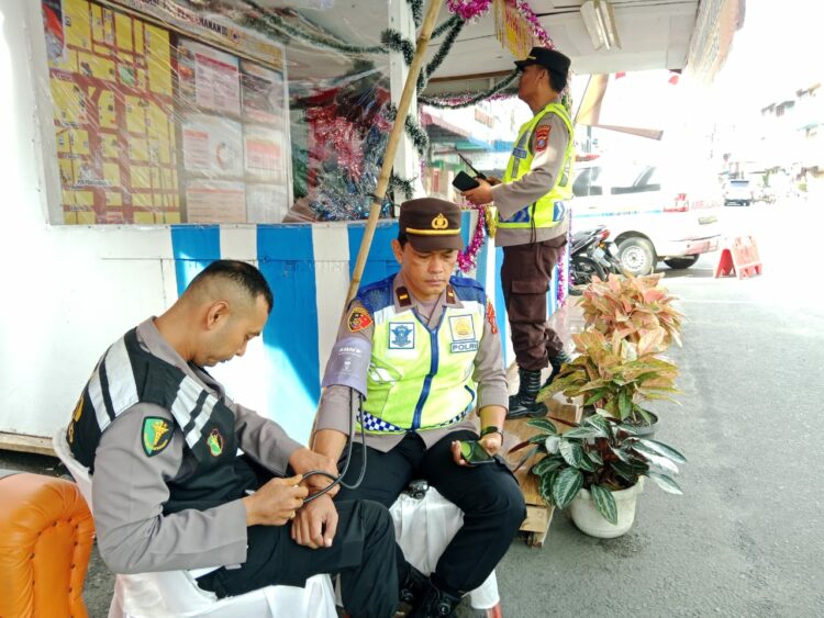 Kedokteran dan Kesehatan (Dokkes) Polres Pematangsiantar cek kesehatan personil yang melaksanakan tugas Pos Pengamanan (Pam) dan Pos Pelayanan (Yan) Operasi Lilin Toba Tahun 2024, pada Minggu (29/12/2024) pagi.