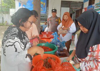 Bhabinkamtibmas Kelurahan Suka Maju, Aipda Adilman Manalu, monitoring Operasi Pasar Murah, di Kantor Lurah, Jln Farel Pasaribu Lapangan Bola Atas, Kelurahan Sukamaju, Kecamatan Siantar Marihat, Kota Pematangsiantar, pada Rabu (11/12/2024) pagi lalu, pukul 10.00 WIB.