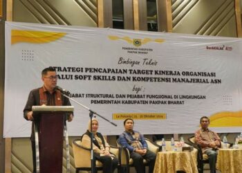 Pjs. Bupati Pakpak Bharat, Dr. Naslindo Sirait, memberikan pengarahan bagi Pejabat Tinggi Pratama, Pejabat Administrator dan Pejabat Fungsional, di jajaran Pemerintah Kabupaten Pakpak Bharat, Jumat (25/10/2024), lalu.