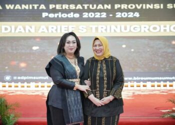 Ketua TP PKK Pakpak Bharat, Ny. Juniatry Franc Bernhard Tumanggor menghadiri penyerahan penghargaan bagi Penjabat Sementara dan Pelaksana Tugas Ketua TP PKK se-Sumatera Utara, di Aula Tengku Rizal Nurdi, kompleks Rumah Dinas Gubernur Sumatera Utara, Medan, Senin (02/12/2024.