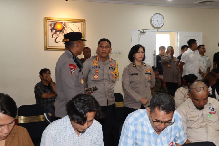 Kapolres Pematangsiantar, AKBP Yogen Heroes Baruno, S.H, S.I.K, pimpin langsung pengamanan Rapat Pleno Terbuka Tingkat Kotamadya, di Ballroom Simalungun Hotel Sapadia Pematangsiantar, Selasa (03/12/2024).