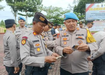 Kasi Propam Polres Simalungun, AKP Gomgom Silaen, melaksanakan Operasi Penegakan Ketertiban dan Disiplin (Gaktiblin) secara mendadak terhadap Pejabat Utama (PJU) dan personel Polres Simalungun, pada Rabu (11/12/2024).