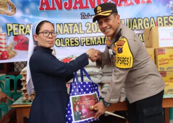 Kapolres Pematangsiantar, AKBP Yogen Heroes Baruno SH, pimpin langsung bakti sosial (Baksos) menyambut perayaan Natal keluarga besar Polres Pematangsiantar, pada Selasa (17/12/2024) siang, pukul 14.00 WIB.