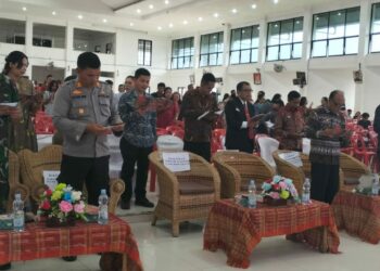 Kapolres Pematangsiantar diwakili Kapolsek Siantar Marihat, AKP Doni Simanjuntak, SH, menghadiri Perayaan Natal Keluarga Besar Universitas Simalungun, Jumat (13/12/2024) sore lalu, pukul 15.00 WIB, di Auditorium Universitas Simalungun.