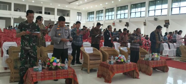 Kapolres Pematangsiantar diwakili Kapolsek Siantar Marihat, AKP Doni Simanjuntak, SH, menghadiri Perayaan Natal Keluarga Besar Universitas Simalungun, Jumat (13/12/2024) sore lalu, pukul 15.00 WIB, di Auditorium Universitas Simalungun.