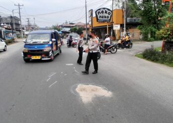 Polisi langsung turun melakukan olah Tempat Kejadian Perkara (TKP) kecelakaan lalu lintas, di depan Kantor Dukcapil, Jl. Melanthon Siregar, Kelurahan Pardamean, Kecamatan Siantar Marihat, Kota Pematangsiantar, pada Jumat (24/1/202) pagi, sekitar pukul 09.55 WIB.