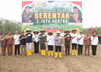 Kapolres Simalungun, AKBP Choky Sentosa Meliala, S.I.K., S.H., M.H, memimpin kegiatan penanaman jagung serentak 1 juta hektar, di PTPN IV Regional 1 Kebun Bangun, Jalan Asahan Km 17, Kecamatan Gunung Malela, Kabupaten Simalungun.