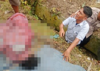 Personil Polseķ Siantar Utara olah Tempat Kejadian Perkara (TKP) penemuan mayat laki - laki dalam parit, di depan SD Inpres Jalan Jati, Kelurahan Kahean, Kecamatan Siantar Utara, pada Senin (20/1/2025) siang.