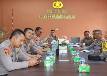 Kapolres Pematangsiantar, AKBP Yogen Heroes Baruno SH, SIK, bersama para Pejabat Utama (PJU), mengikuti zoom meeting Jukrah Persiapan Penanaman Jagung Serentak Satu Hektar, di Rupatama Polres Pematangsiantar, pada Jumat (3/1/2025), pukul : 08.00 WIB.