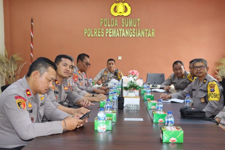 Kapolres Pematangsiantar, AKBP Yogen Heroes Baruno SH, SIK, bersama para Pejabat Utama (PJU), mengikuti zoom meeting Jukrah Persiapan Penanaman Jagung Serentak Satu Hektar, di Rupatama Polres Pematangsiantar, pada Jumat (3/1/2025), pukul : 08.00 WIB.