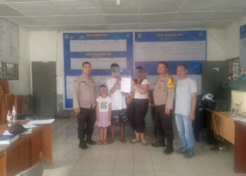 Bhabinkamtibmas Kelurahan Pahlawan, Aipda Ungkap Hutagalung dan Bhabinkamtibmas Kelurahan Kebun Sayur, Bripka Manoa Sitanggang bersama Kasi Pemeliharaan Prasarana dan Fasilitas Pelayanan Umum Kelurahan Kebun Sayur, Edy Johanta Barus, SH, menyelesaikan perkara pasangan suami istri melalui problem solving, pada Jumat (17/1/2025) sore, pukul : 15.00 WIB.