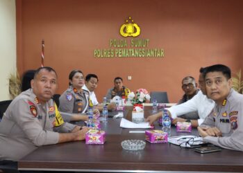 Kapolres Pematangsiantar bersama Pejabat Utama, mengikuti zoom meeting rapat program Makan Bergizi Gratis (MBG), pada Kamis (30/1/2025) pagi, pukul : 10.00 WIB.