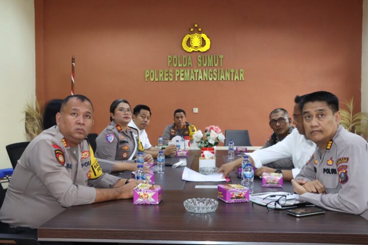 Kapolres Pematangsiantar bersama Pejabat Utama, mengikuti zoom meeting rapat program Makan Bergizi Gratis (MBG), pada Kamis (30/1/2025) pagi, pukul : 10.00 WIB.