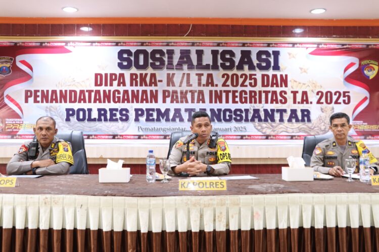 Kapolres Pematangsiantar, AKBP Yogen Heroes Baruno SH, SIK, pimpin jalannya sosialisasi DIPA RKA/K-L T.A 2025, di Aula Widya Satya Brata Polres Pematangsiantar, pada Rabu (8/1/2025) pagi, pukul 08.00 WIB.