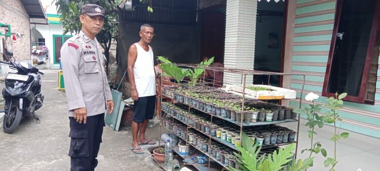 Bhabinkamtibmas Kelurahan Kebun Sayur, Bripka Manoa Sitanggang, sambangi warga binaan, Cosmas Manurung, pada Senin (20/1/2025) siang, sekitar pukul 11.45 WIB.