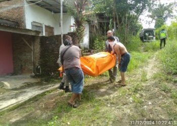 Personil piket Polsek Siantar Martoba bersama Tim Inafis Polres Pematangsiantar melakukan pengecekan temuan mayat didalam rumah, Kelurahan Tanjung Pinggir, pada Selasa (31/12/2024) pagi, pukul 08.00 WIB.
