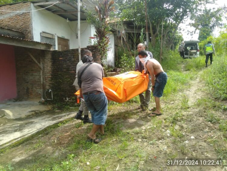 Personil piket Polsek Siantar Martoba bersama Tim Inafis Polres Pematangsiantar melakukan pengecekan temuan mayat didalam rumah, Kelurahan Tanjung Pinggir, pada Selasa (31/12/2024) pagi, pukul 08.00 WIB.