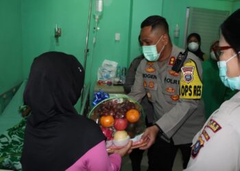 Kapolres Pematangsiantar, AKBP Yogen Heroes Baruno SH, SIK, bersama para Pejabat Utama (PJU) dan Ketua Bhayangkari Cabang Pematangsiantar, Ny. Sandra Yogen, menjenguk dua personil yang sakit, pada Senin (20/1/2025) siang, pukul :  11.00 WIB.