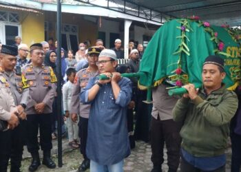 Kapolres Pematangsiantar, AKBP Yogen Heroes Baruno SH, SIK, melayat ke rumah duka Alm. Khairul Mukhlis Siregar, ASN Basi Dokkes Polres Pematangsiantar, pada Kamis (23/1/2025) siang, pukul 11.00 WIB.