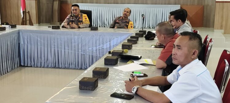 Kapolres Simalungun, AKBP Choky Sentosa Meliala, S.I.K., S.H., M.H., memimpin Rapat Koordinasi Penentuan Lahan untuk Gugus Tugas Ketahanan Pangan Tumpang Sari Jagung bersama perwakilan PTPN dan perusahaan perkebunan di Kabupaten Simalungun.