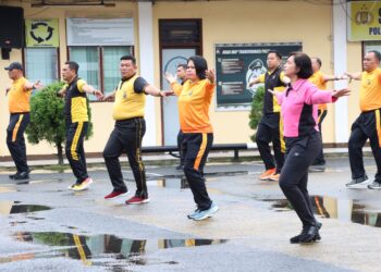 Kapolres Pematangsiantar, AKBP Yogen Heroes Baruno SH, SIK, senam aerobik bersama, usai apel pagi, di lapangan apel Polres Pematangsiantar, pada Jumat (17/1/2025) pagi, sekira pukul 08.30 WIB.