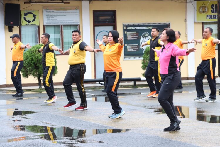 Kapolres Pematangsiantar, AKBP Yogen Heroes Baruno SH, SIK, senam aerobik bersama, usai apel pagi, di lapangan apel Polres Pematangsiantar, pada Jumat (17/1/2025) pagi, sekira pukul 08.30 WIB.