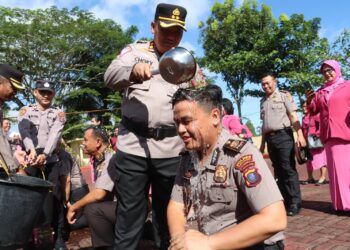 Tradisi penyiraman air bunga kepada personel yang naik pangkat.