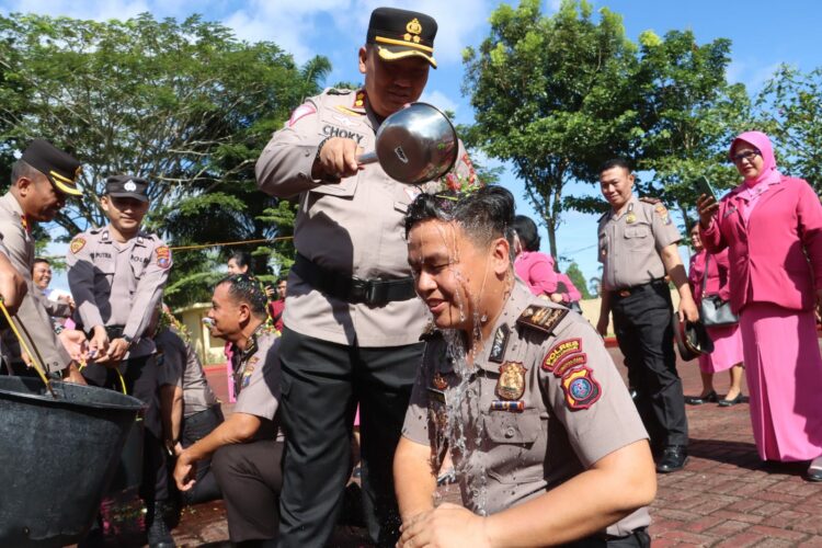 Tradisi penyiraman air bunga kepada personel yang naik pangkat.